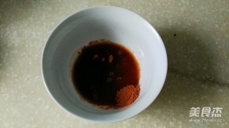 奥尔良煎鸡翅的做法步骤:2