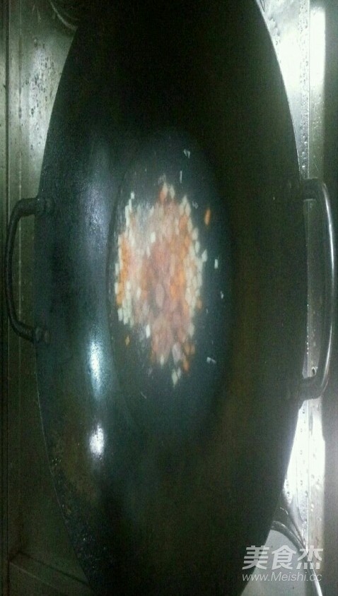 荠菜春笋瘦肉炒饭的做法步骤：2