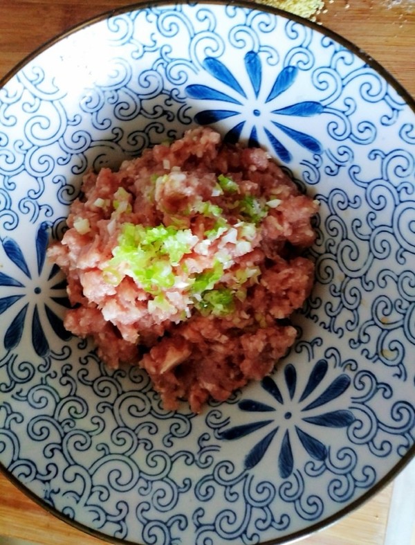 猪肉大葱包子的做法步骤:2
