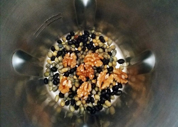 黑豆核桃豆浆的做法步骤:2