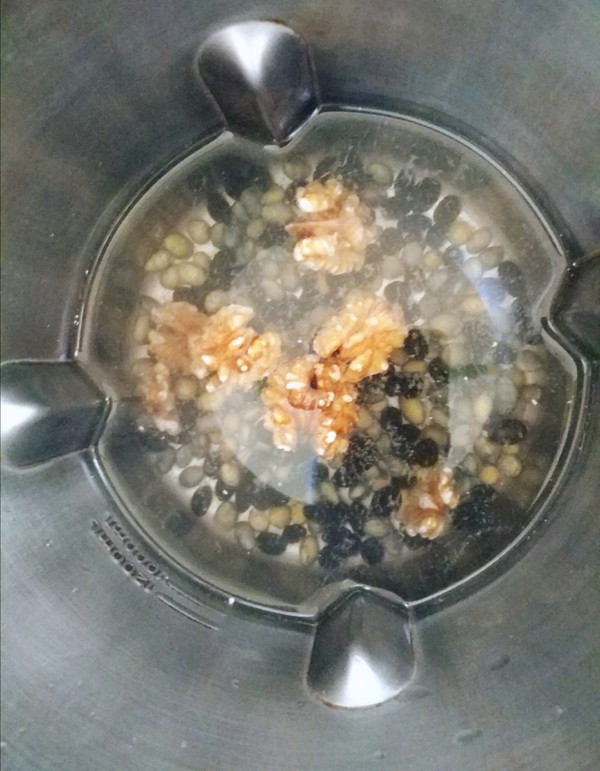 黑豆核桃豆浆的做法步骤:3