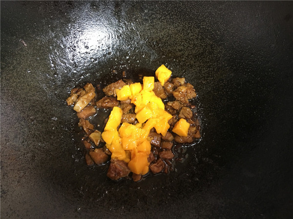 芒果牛肉粒的做法步骤:4