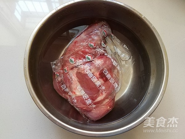 烧饼夹五香酱牛肉的做法步骤：1