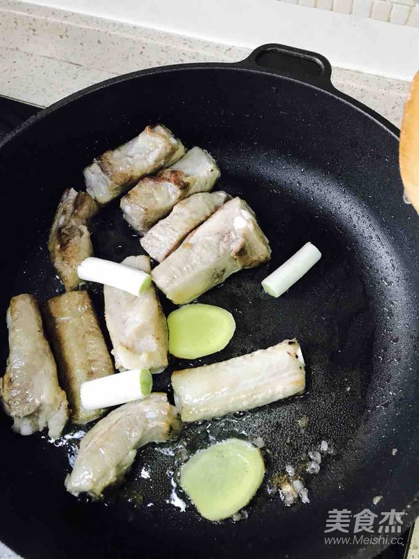 排骨炖豆角土豆的做法步骤:3