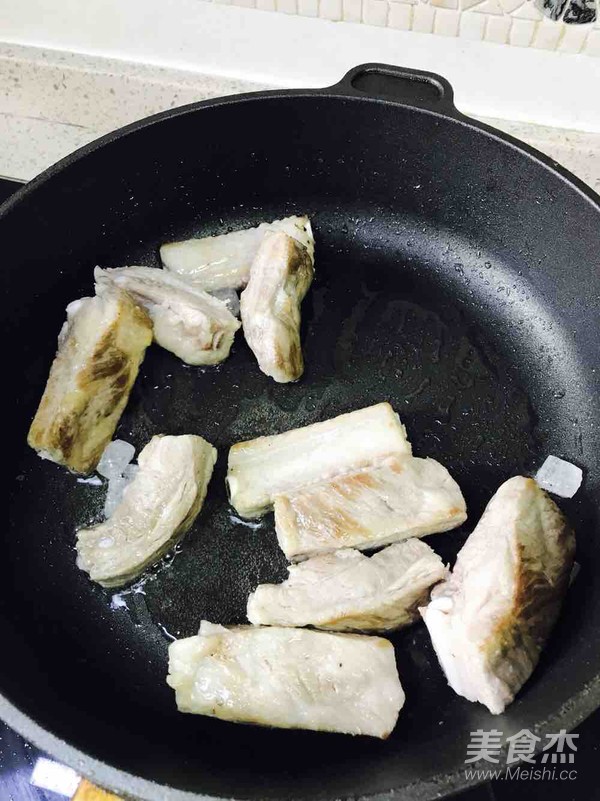 排骨炖豆角土豆的做法步骤:2
