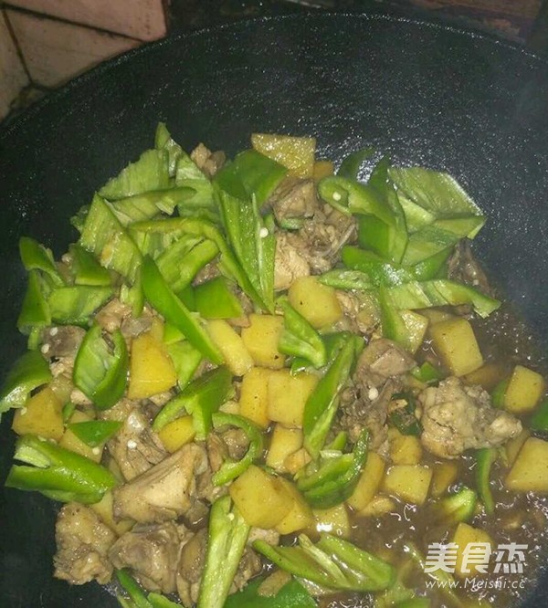 土豆焖鸡的做法步骤：5