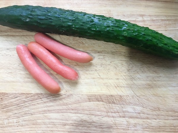黄瓜火腿炒饭的做法步骤：1