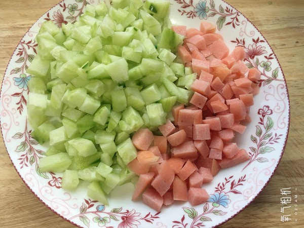黄瓜火腿炒饭的做法步骤：2