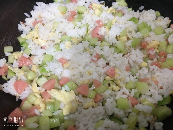 黄瓜火腿炒饭的做法步骤：5