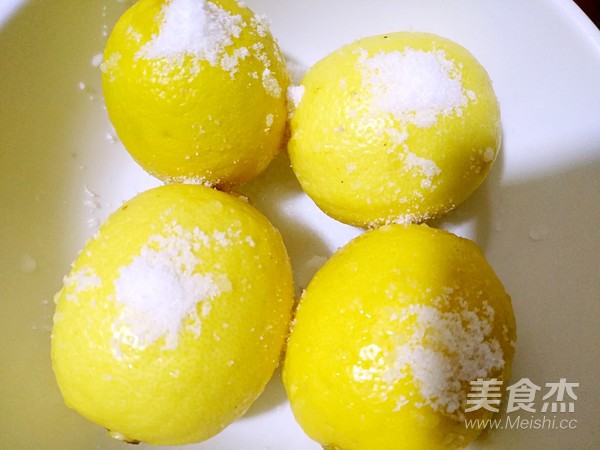 蜂蜜柠檬的做法步骤：2