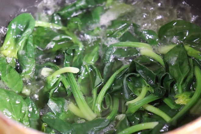 菠菜蛋糕卷的做法步骤:3