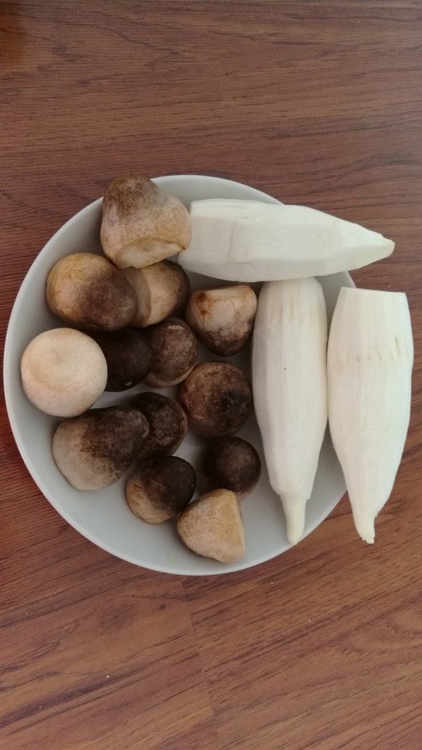 素烧草菇茭白的做法步骤：1