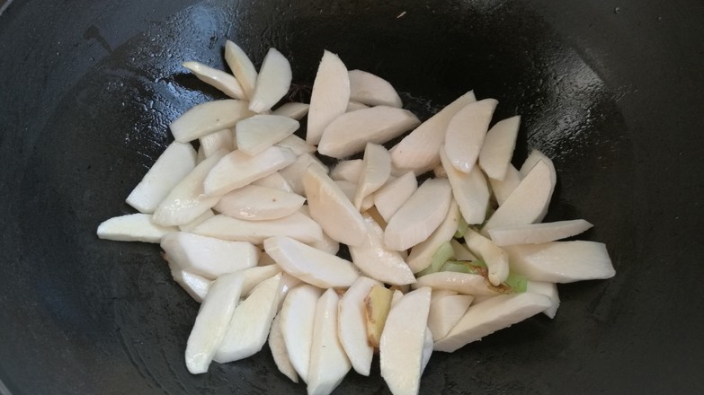 素烧草菇茭白的做法步骤:5