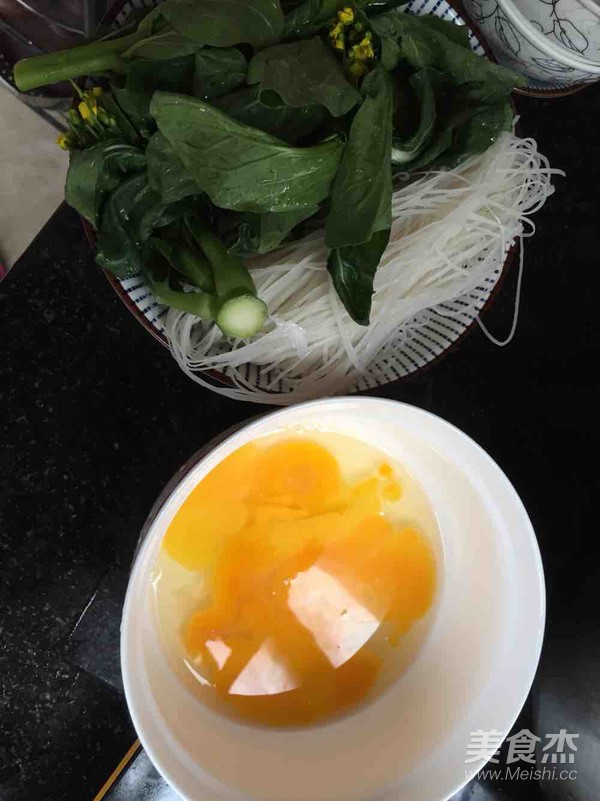 菜心鸡蛋汤米粉的做法步骤：1
