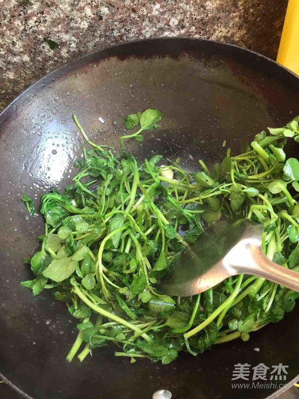 蒜蓉炒西洋菜的做法步骤：4