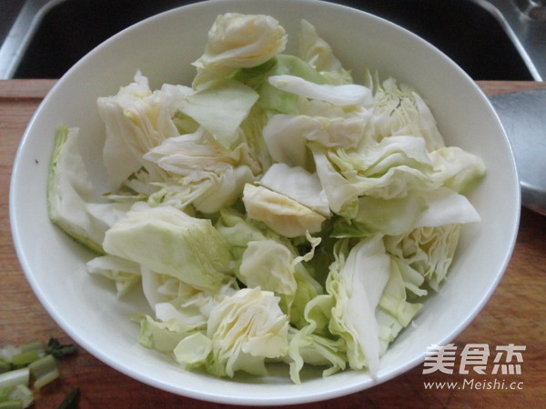 西红柿素炒洋白菜的做法步骤：1