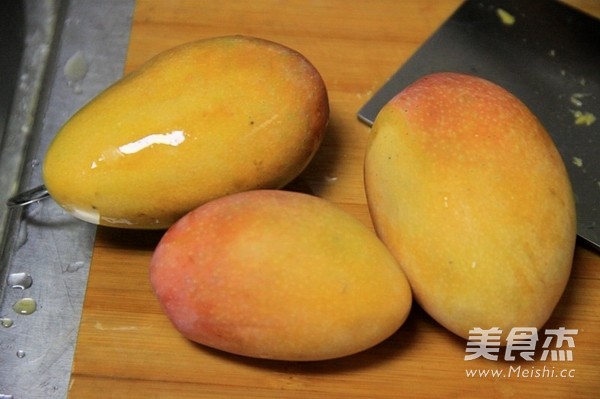 鲜榨芒果汁的做法步骤：1