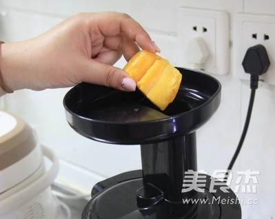 鲜榨芒果汁的做法步骤:3
