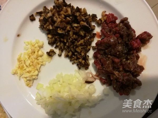 香菇牛肉炸酱面的做法步骤：3