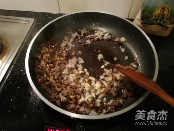 香菇牛肉炸酱面的做法步骤：5