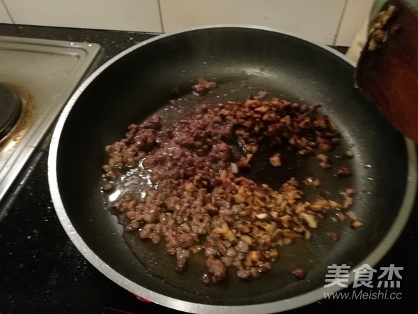 香菇牛肉炸酱面的做法步骤：7