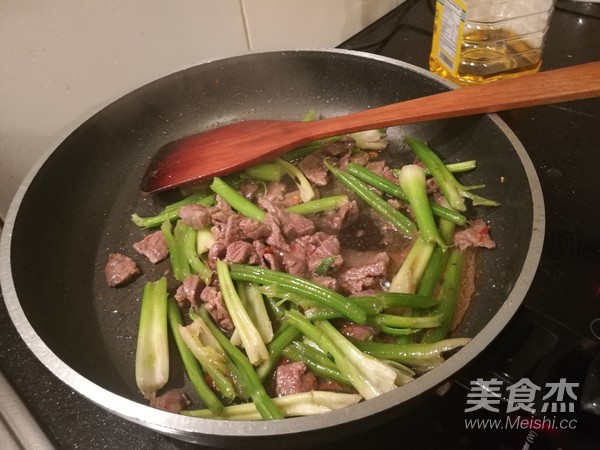 芹菜炒牛肉的做法步骤：5