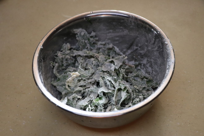粉蒸蒲公英的做法步骤:5