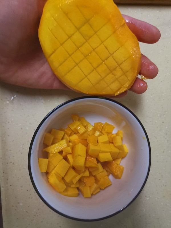 微波炉芒果蒸蛋的做法步骤：2