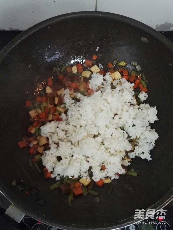 花式什锦炒饭的做法步骤:7