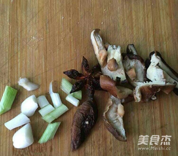 香菇素鸡的做法步骤：4