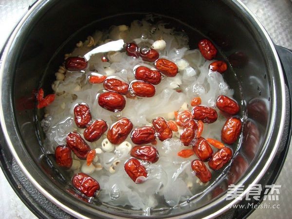 薏米莲子银耳羹的做法步骤:3