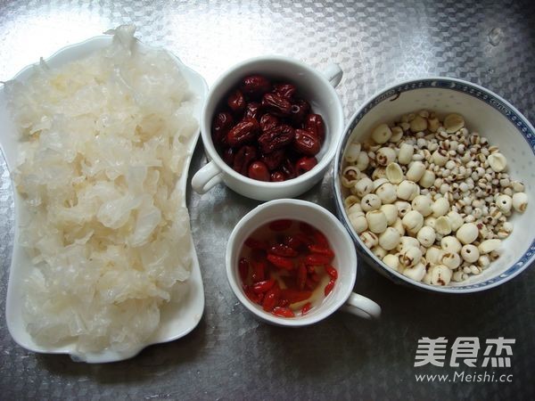 薏米莲子银耳羹的做法步骤：1