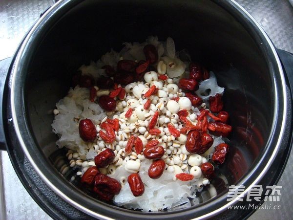 薏米莲子银耳羹的做法步骤:2