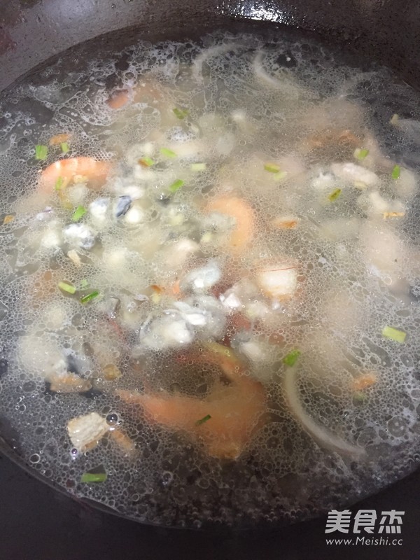 莆田鲜虾花蛤卤面的做法步骤：5