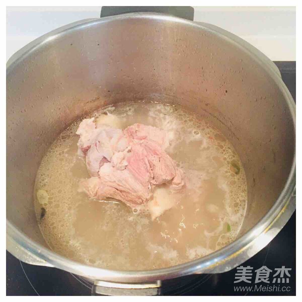 大棒骨炖白菜冻豆腐的做法步骤:2