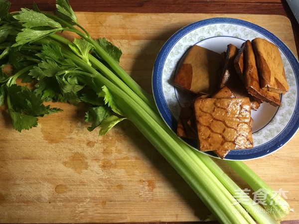 芹菜炒香干的做法步骤：1