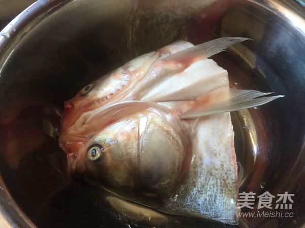 霸王超市| 剁椒鱼头的做法步骤：1
