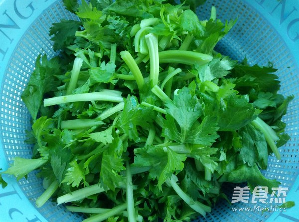 芹菜炒三鲜的做法步骤：1