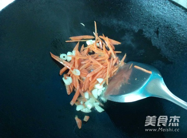 芹菜炒三鲜的做法步骤:7