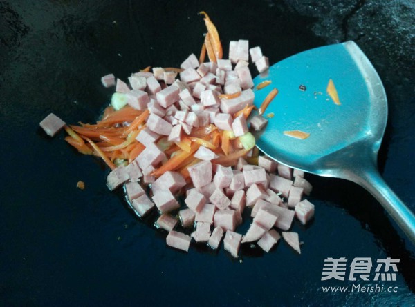 芹菜炒三鲜的做法步骤:8