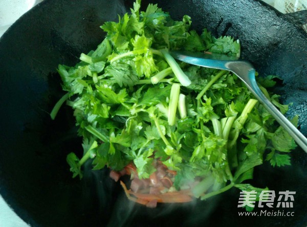 芹菜炒三鲜的做法步骤:9