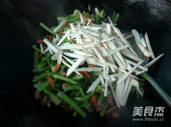 芹菜炒三鲜的做法步骤:11