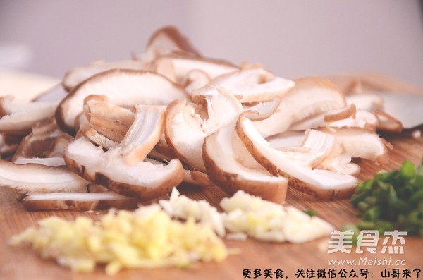 香菇黄豆焖火焙鱼的做法步骤:2