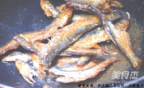 香菇黄豆焖火焙鱼的做法步骤:3