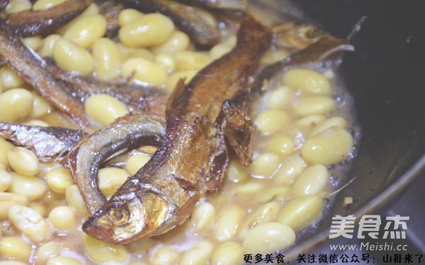 香菇黄豆焖火焙鱼的做法步骤:5