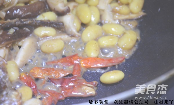 香菇黄豆焖火焙鱼的做法步骤:6