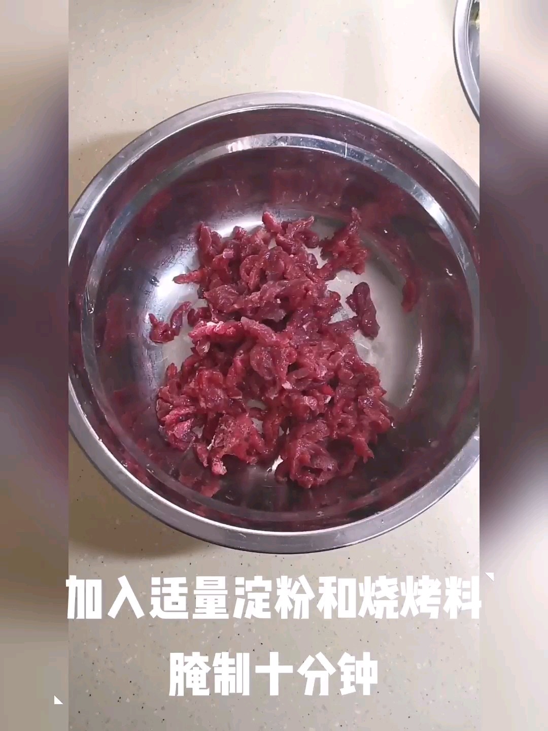 芹菜炒牛肉丝的做法步骤：1