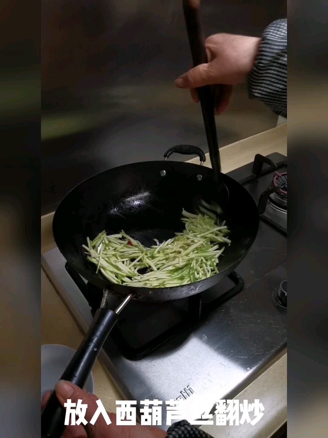 炒西葫芦的做法步骤：3