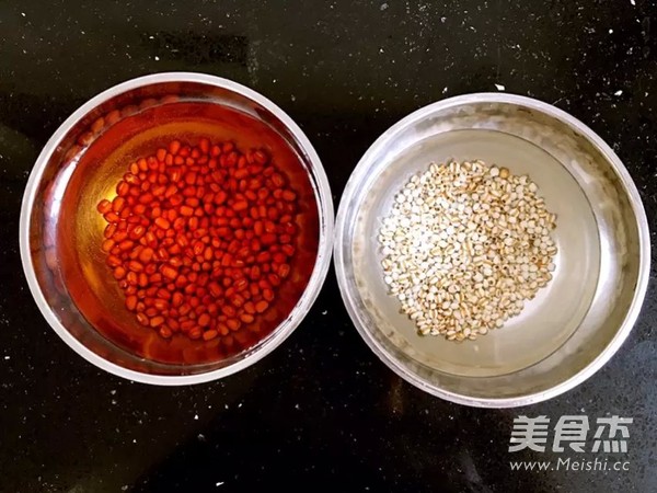 红豆薏米脊骨汤的做法步骤：1