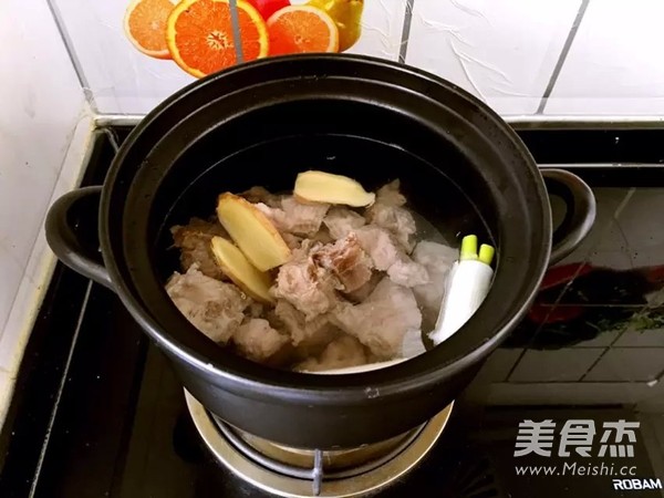 红豆薏米脊骨汤的做法步骤:4